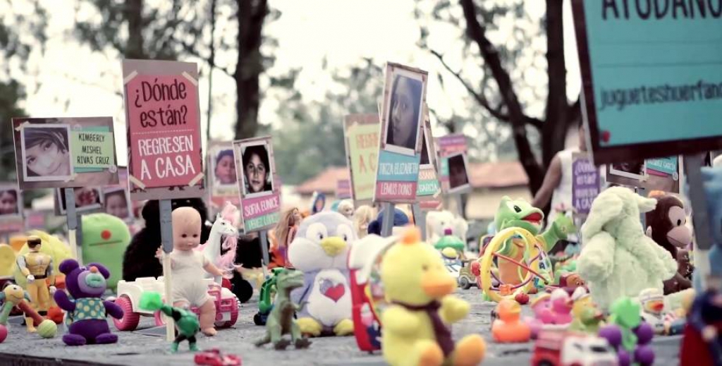 Ação cria marcha de brinquedos órfãos na Guatemala